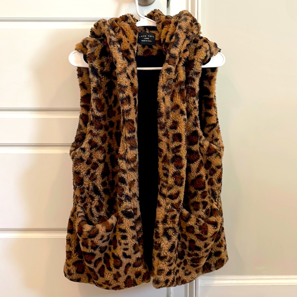 Lovetree Plush Leopard Vest with Pockets & Hood